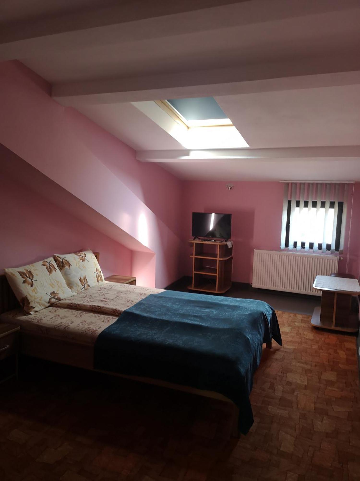 Pensiunea Mikelis International Hotel Curtea de Argeş Eksteriør billede